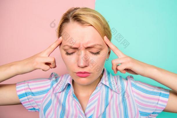 女人痛苦的面容受痛苦头痛.女人和偏头痛受痛苦