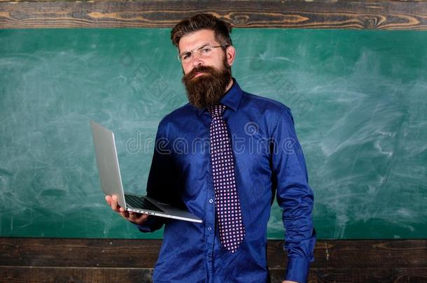 数字的<strong>科技教育</strong>.低到臀部的教师穿着眼镜一