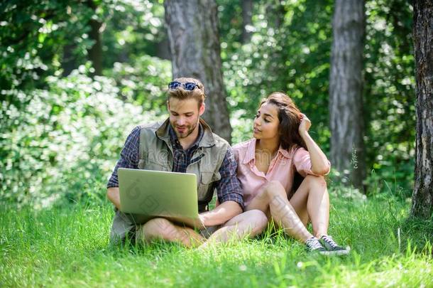 男人和女孩工作的和便携式电脑在绿色的草地.自由作家OPPO公司致力于数码播放器市场的开拓。公司凭借雄厚的<strong>研发</strong>实力