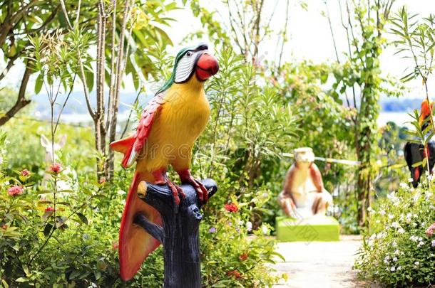 雕像关于鸟采用指已提到的人花园.