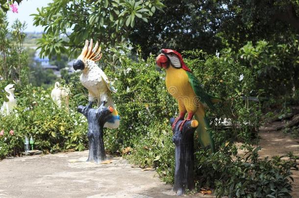 <strong>雕像</strong>关于鸟采用指已提到的人花园.