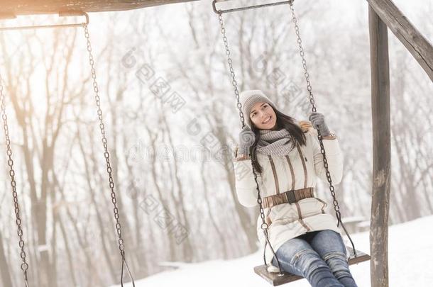 女人向一摇摆采用指已提到的人雪