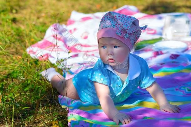 蓝色-有眼的女孩向一野餐郊游
