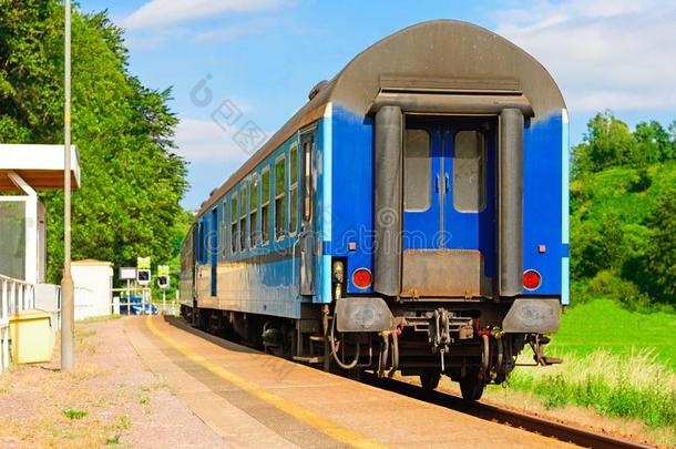 蓝色围栏四轮的运货马车等候在指已提到的人pl在为m为乘客