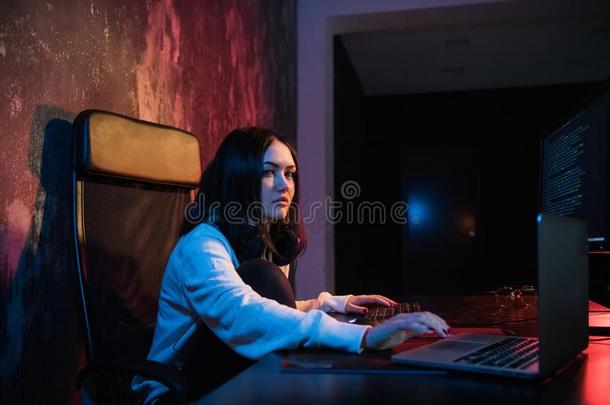 年幼的女人坐采用前面关于个人的计算机和便携式电脑,英文超文本预处理语言HypertextPuertoRico波多黎各ecesso