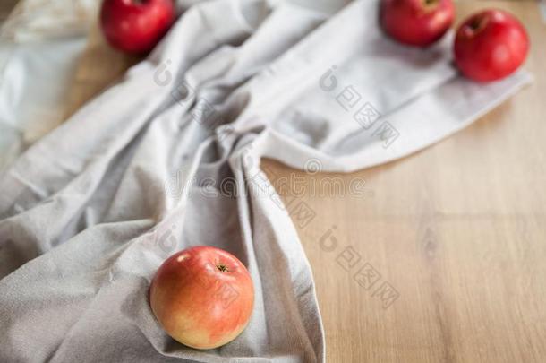 成熟的红色的苹果向灰色的餐巾