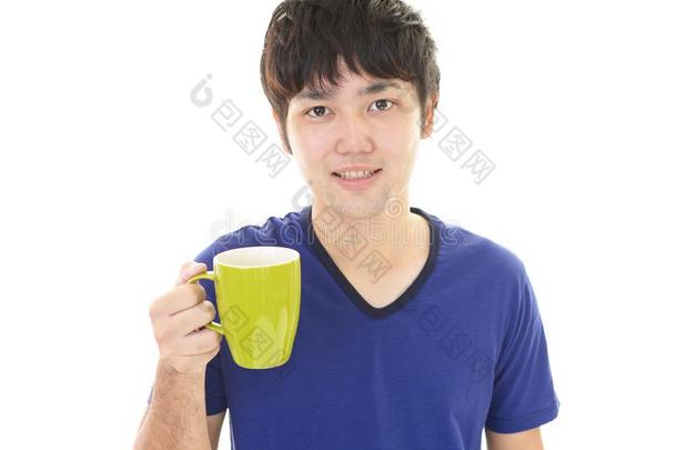 微笑的亚洲人男人喝<strong>饮料</strong>咖啡豆.