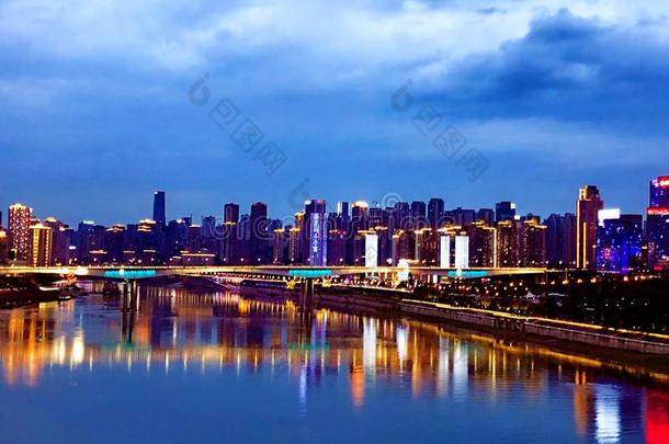 重庆夜看法在旁边河