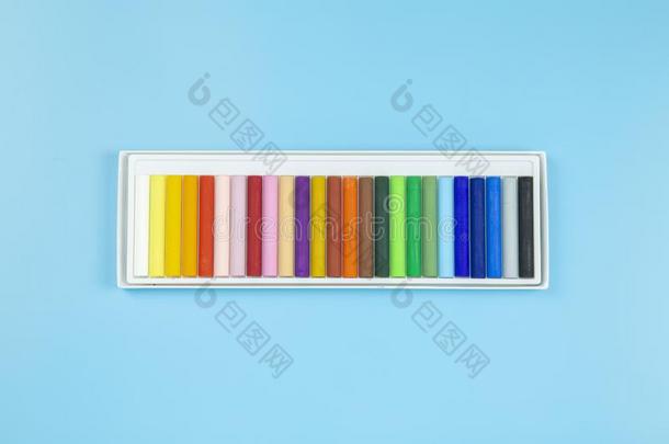 彩色蜡笔或粉笔向蓝色背景彩色粉笔方式平坦的冠捷.