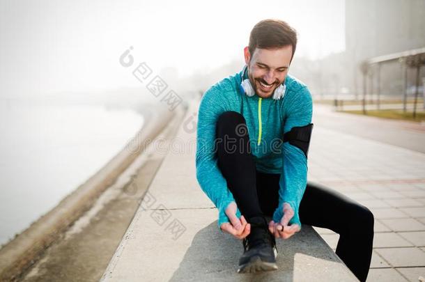 男人系慢跑鞋子.人跑步在户外