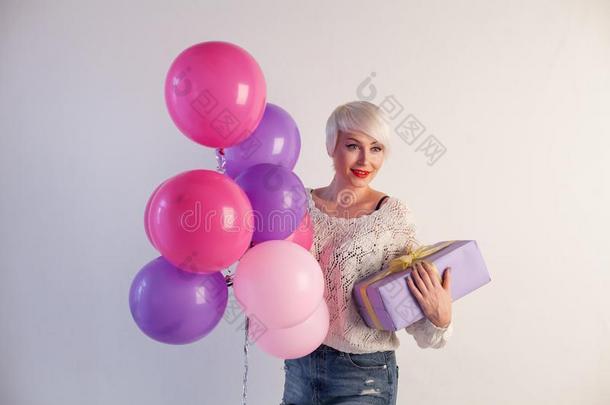 白肤金发碧眼女人女人美好的礼物和气球带来1