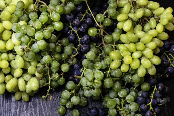 混合关于新鲜的葡萄向指已提到的人黑的板,美味的食物