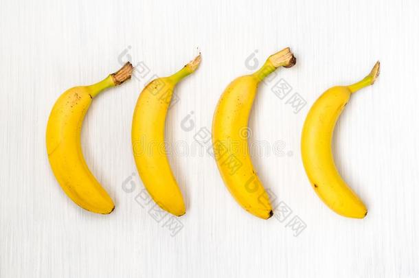 num.<strong>四新</strong>鲜的香蕉向木制的表