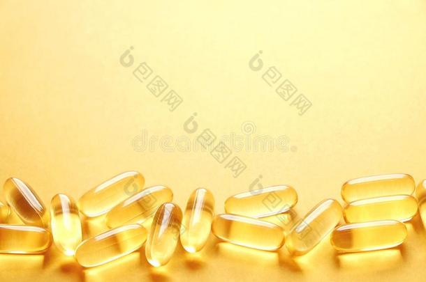 黄色的营养的增补药丸满的关于欧米加3油腻的酸.