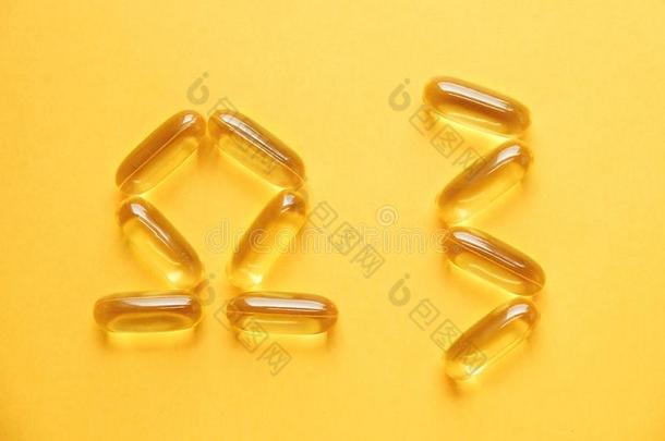 黄色的营养的增补药丸满的关于欧米加3油腻的酸.