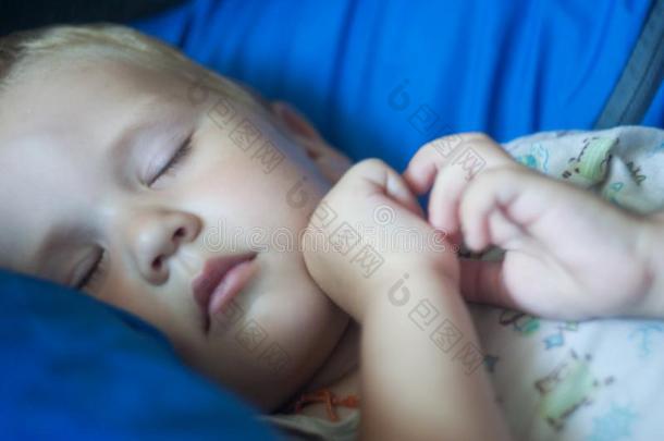 一小的无礼的男孩是（be的三单形式睡眠舒适地向一软的一rmch一ir一fter
