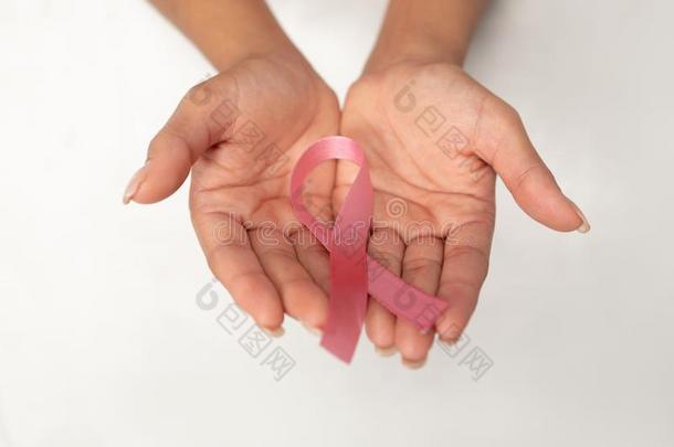 两个手显示粉红色的带为乳房癌症察觉