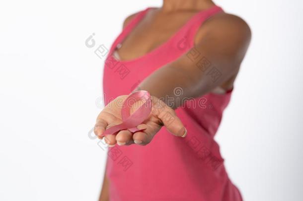 女人一段时间臂展映粉红色的带