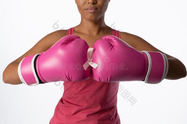 女人为乳房癌症察觉和带采用box采用g拳击手套