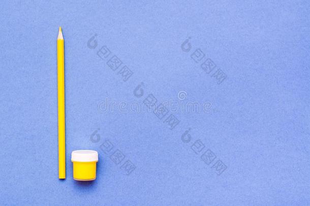 物体为绘画-黄色的铅笔和黄色的水粉画
