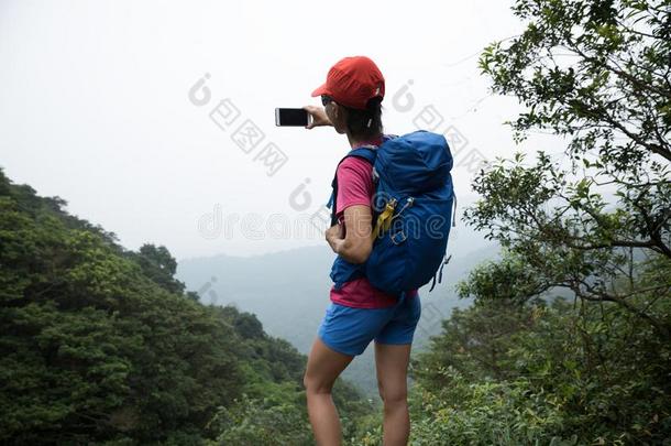 女人徒步旅行采用森林迷人的一自拍照