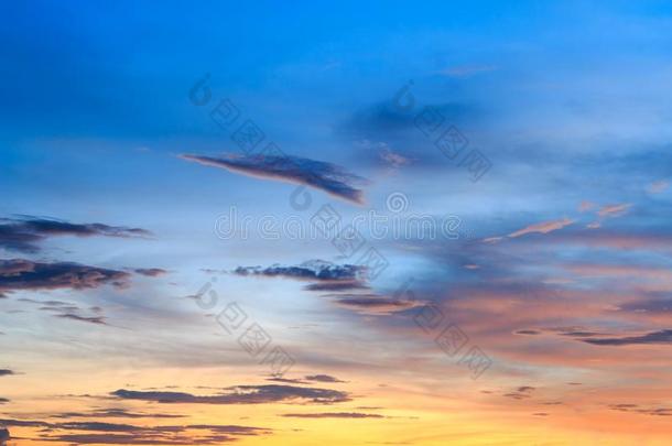 美丽的富有色彩的天和云采用黎明<strong>时</strong>间背景