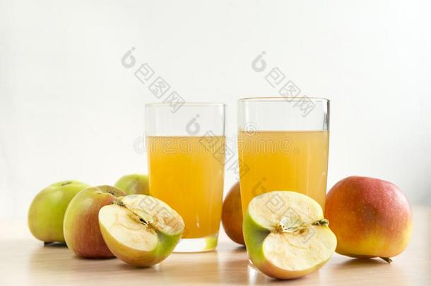 两个2眼镜关于果汁,苹果果汁,全部的苹果和苹果Cuba古巴