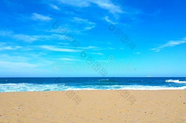 蓝色沙的海滩和清楚的天