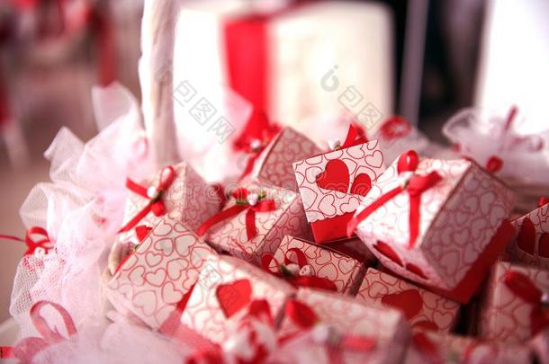 婚<strong>礼赠品</strong>盒和红色的带装饰