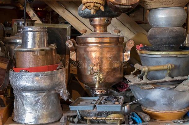 俄国的一种茶壶和平底锅在菲律宾巴枯帽跳蚤交易