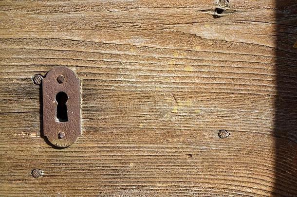 乡村的门球形把手和锁眼向指已提到的人老的木制的门,酿酒的猪圈