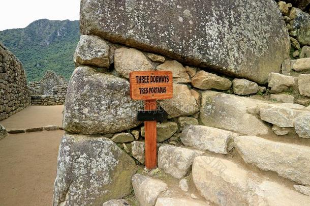 木制的指示牌向指已提到的人num.三门口采用指已提到的人考古学的地点