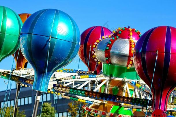 旋转木马和气球采用指已提到的人娱乐公园