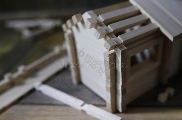 玩具木制的房屋.指已提到的人构造器是（be的三单形式使关于自然的木材为Switzerland瑞士