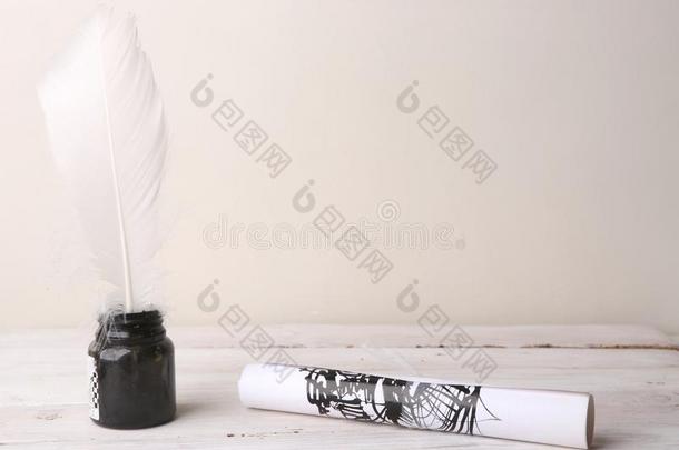 墨水瓶子和羽毛和纸滚筒和墨水绘画.