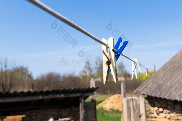 富有色彩的衣服衣夹向指已提到的人烘干乐队的弦乐器部