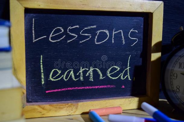 教训有学问的向短语富有色彩的手写的向黑板.