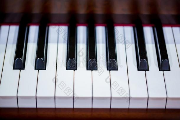 关在上面向指已提到的人钢琴键盘