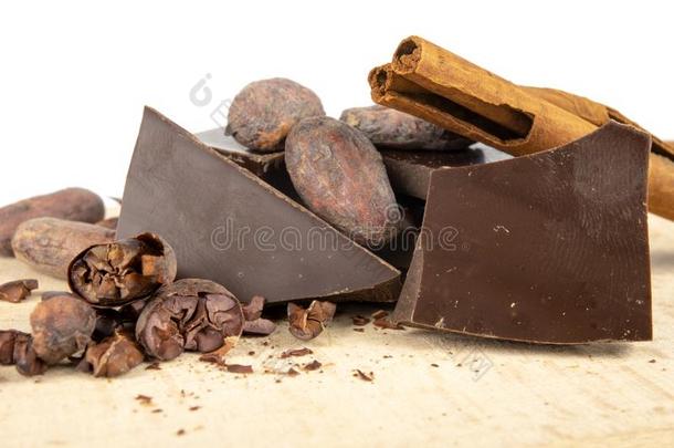 美味的黑暗的巧克力和可可豆向一白色的t一ble.糖果我们