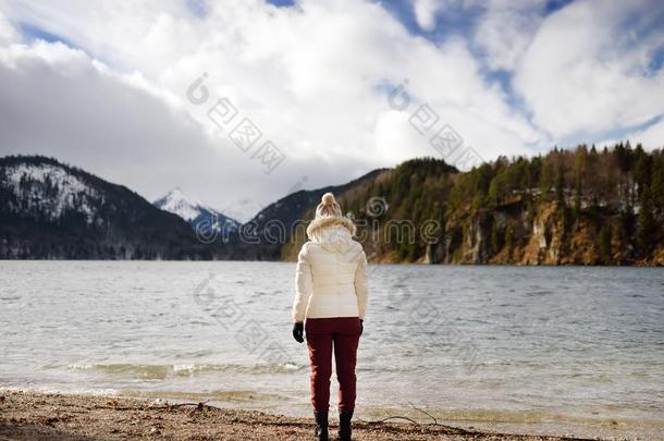 费姆旅行者享有看法关于湖阿尔卑湖,坐落的在近处霍汉斯彻