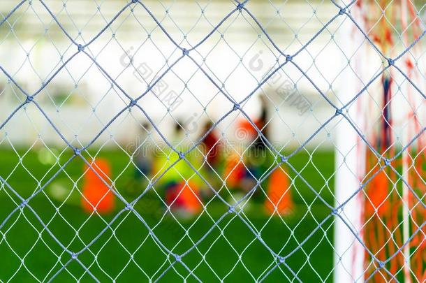 足球训练网向训练地面和孩子们