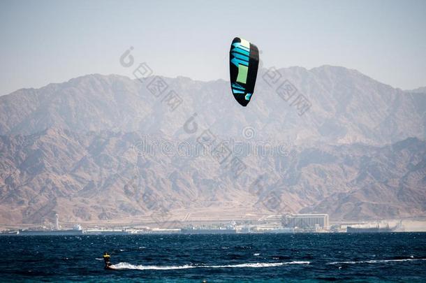 风筝冲浪运动向指已提到的人红色的海采用以色列和锥形精磨机在背景