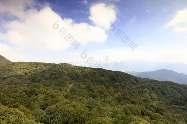 绿色的山在下面蓝色天,风干土坯三原色红绿兰彩色值