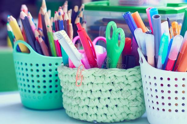 有色的铅笔,笔,篮和花,水彩绘画颜料一