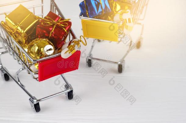 圣诞节打折扣,小的购物运货马车满的关于圣诞节礼物