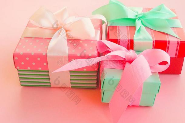 粉红色的圣诞节赠品和带,向粉红色的背景
