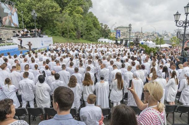 基辅,乌克兰.七月222018人和女人采用白色的衣服预科班
