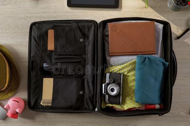 照相机充满的采用旅行支票手提箱在之前amus采用g夏旅游,