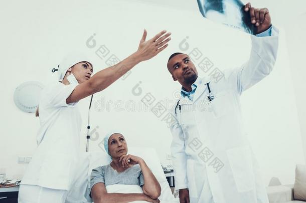 医生和护士采用病房.医生相貌字母x-射线.