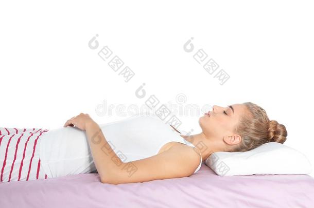 美丽的女人睡眠和整形手术的枕头向床